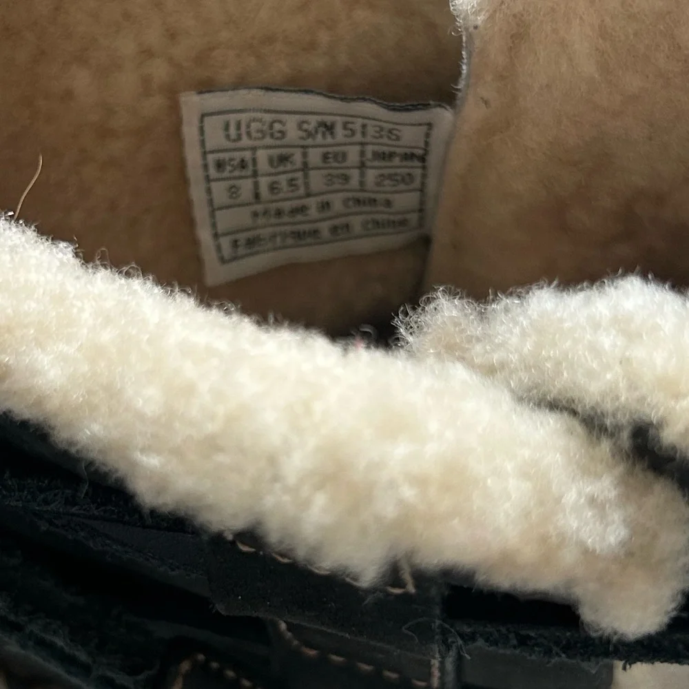 UGG Cove Black Size 8 Suede Shesrling Cream Lining Ankle Winter Boots